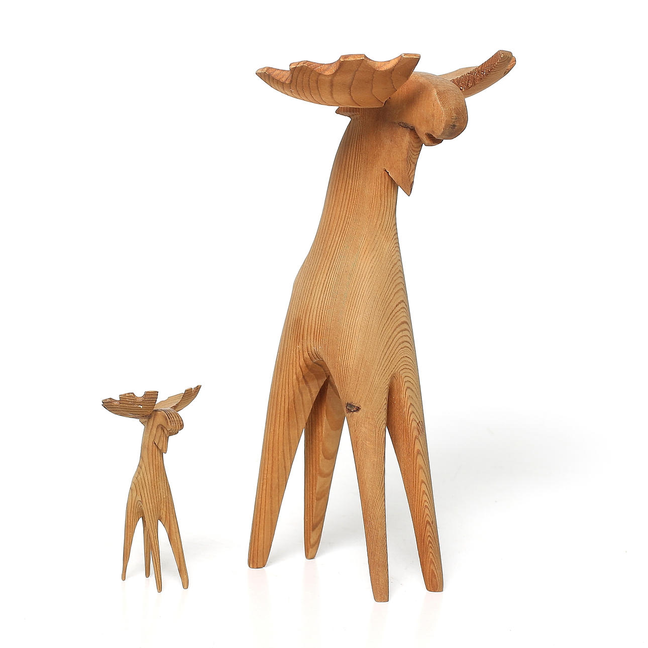 KALLE BERGLUND. Skulpturer, 2 st, teak, "Jämtälgen", formgiven 1955.