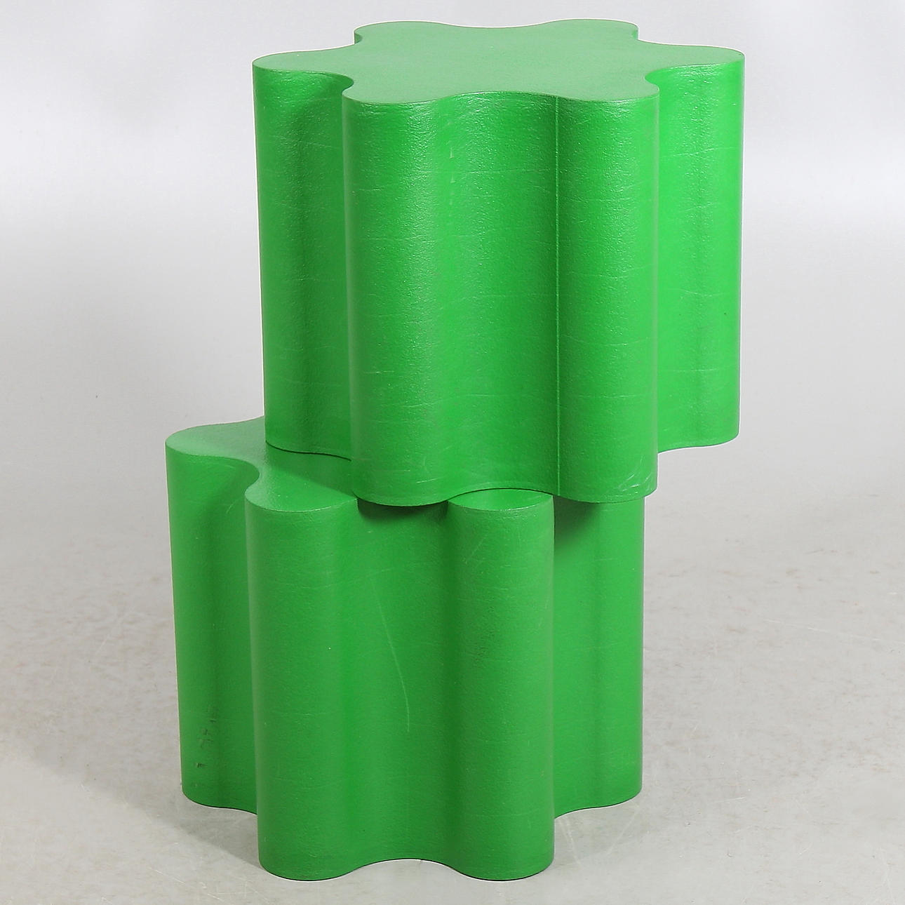 EERO KOIVISTO. Sittpuffar / pallar, 2 st, polyuretanlackat kallskum "Flower", Claesson Koivisto Rune för Offect, 1900-tal.