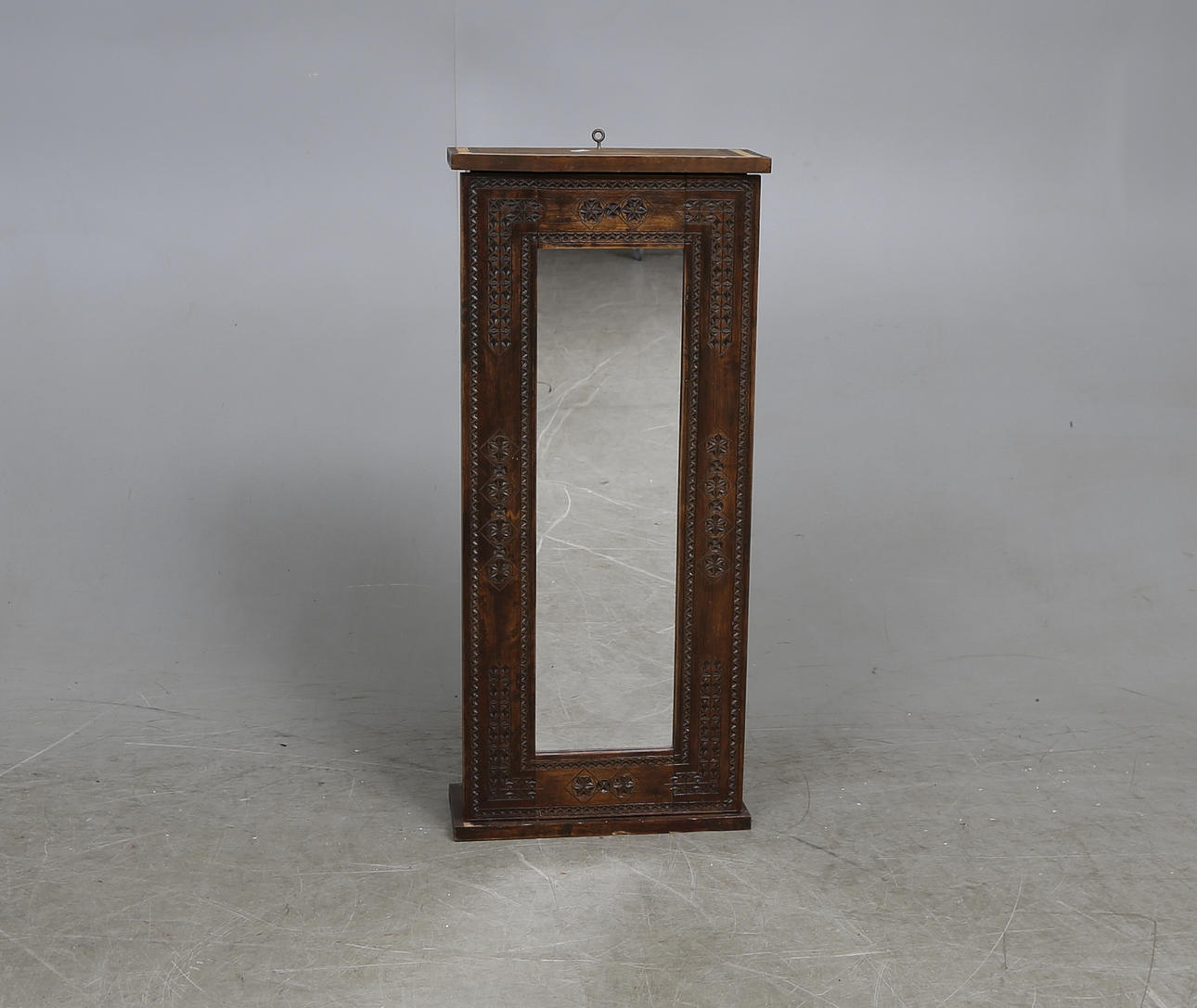 HÄNGSKÅP, 1900-talets första hälft.