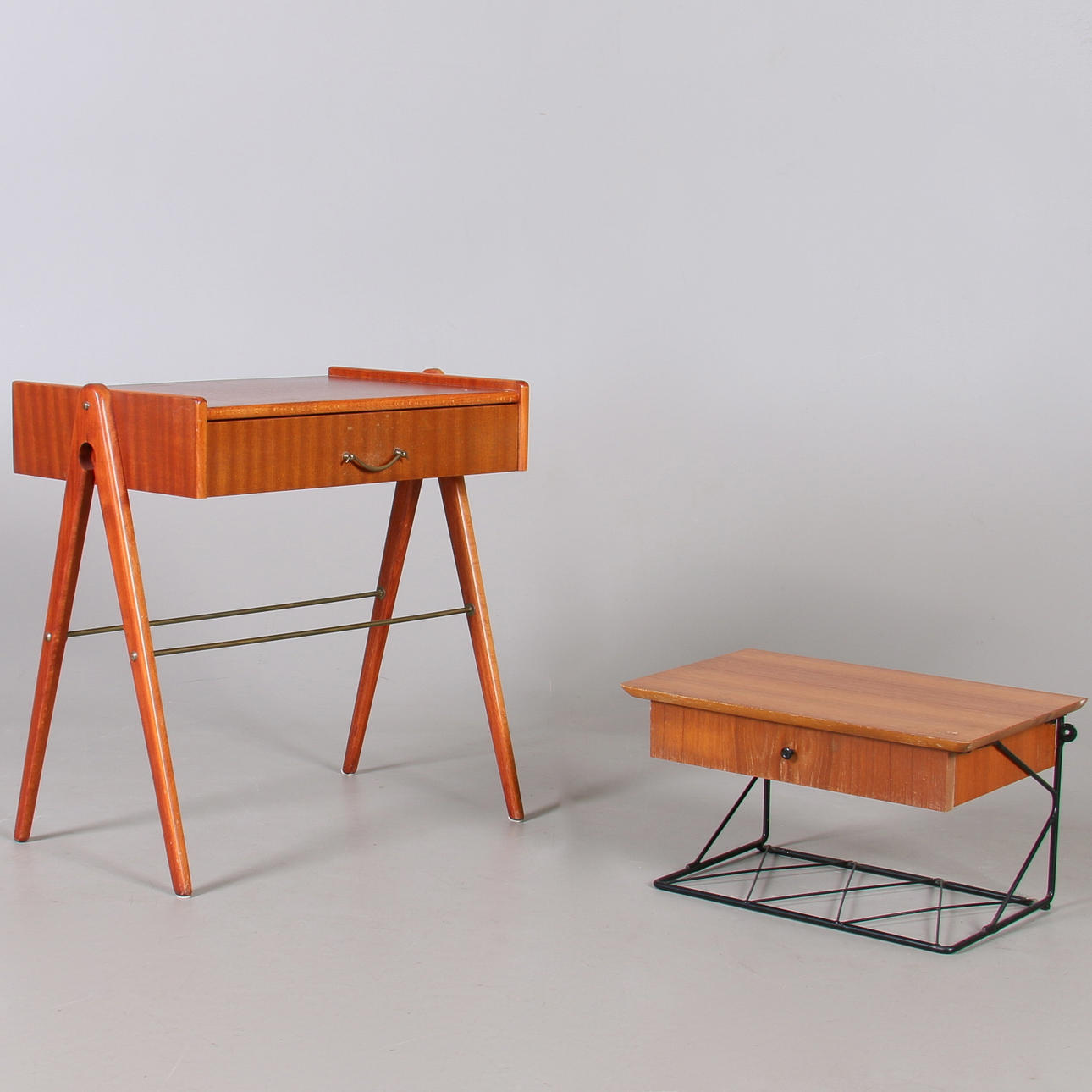 SÄNGBORD, samt telefonhylla, teak, omkring 1900-talets mitt.