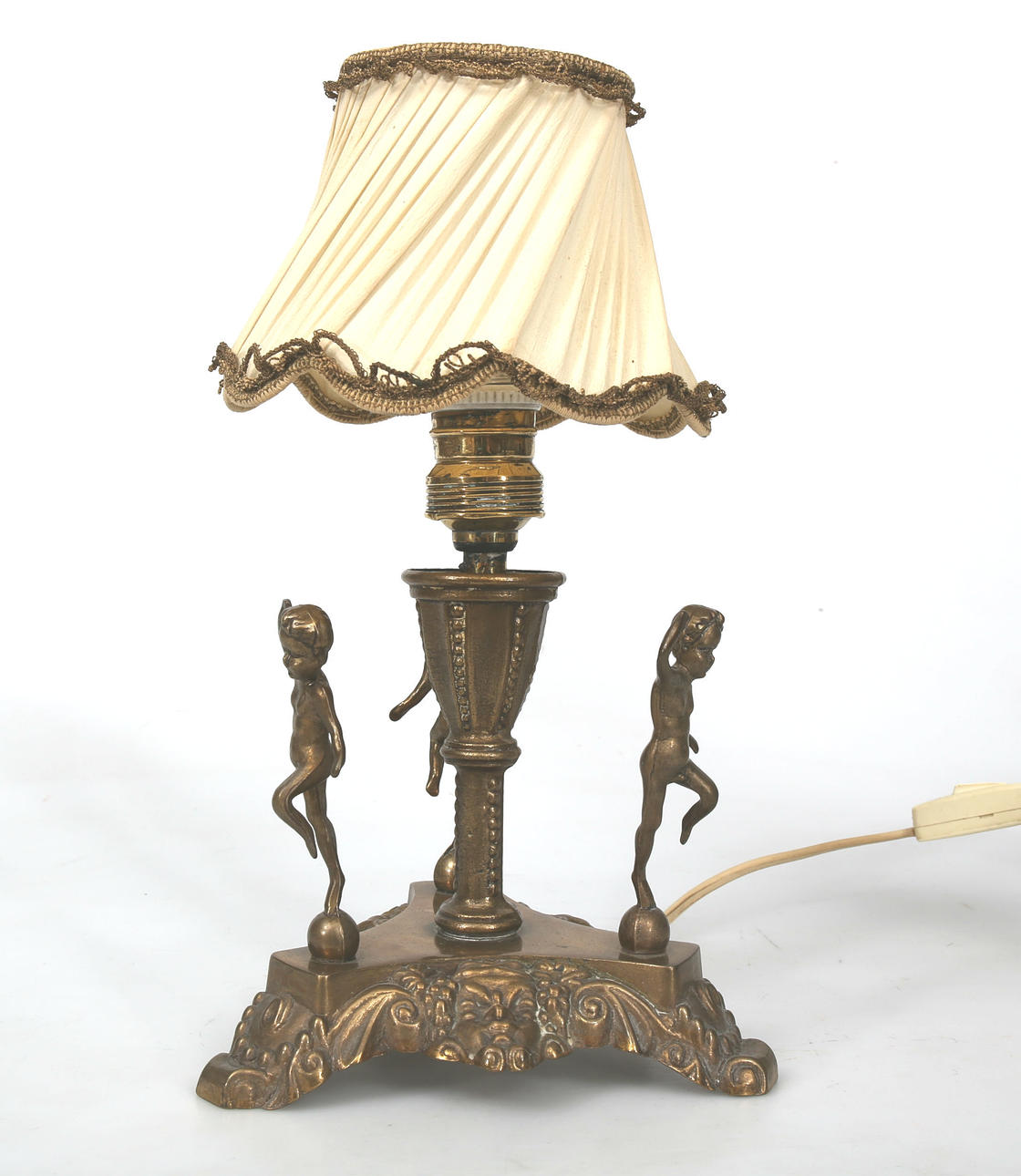 BORDSLAMPA, gulmetall, 3 dansande barn, 1900-talets första hälft.