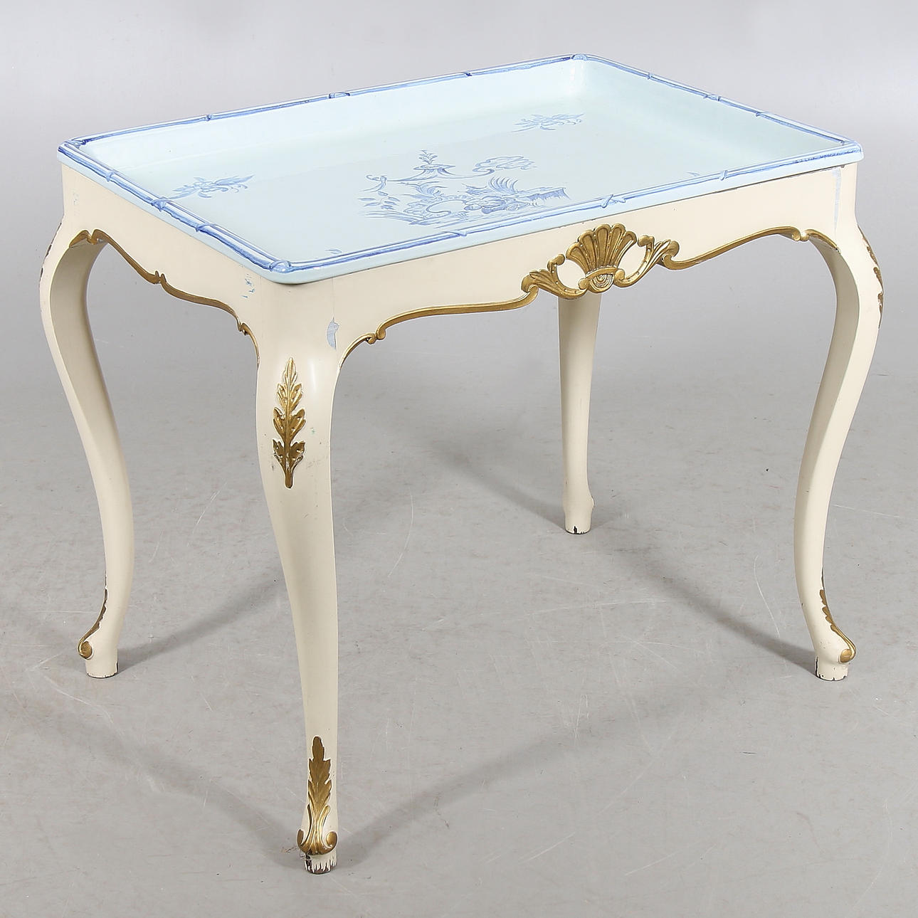 TEBORD / BRICKBORD, trä och fajans, rokokostil, "Pagod under parasoll", S:t Eriks Lervarufabrik, 1900-talets första hälft.