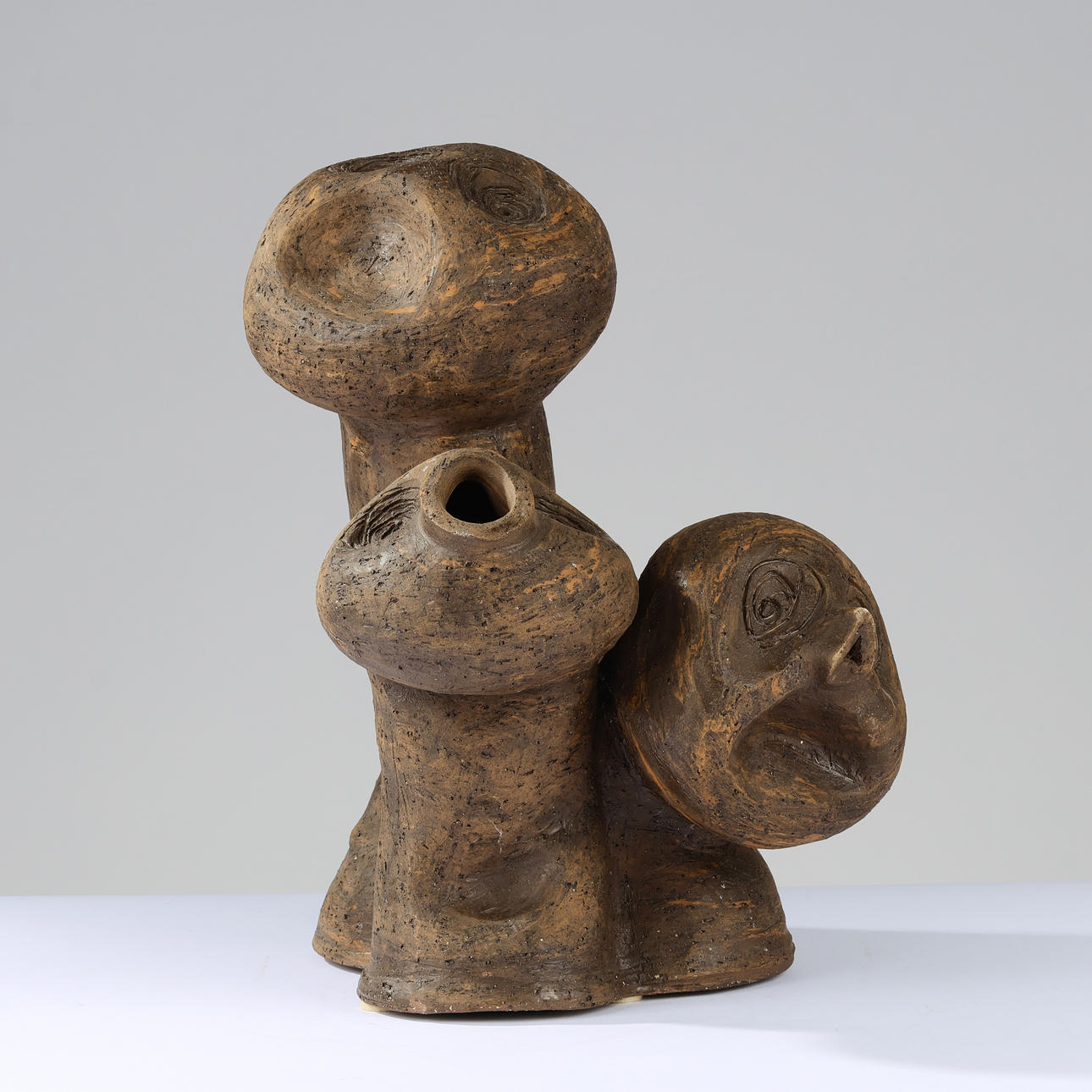 CARL GEORG EDER-JENSEN: Oglaserad stengodsskulptur med tre groteska ansikten, egen verkstad, 1980/90-tal
