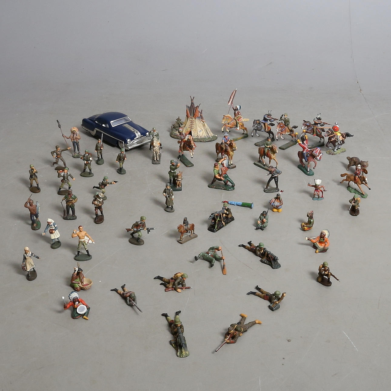ELASTOLIN, LINEOL cirka 60 figurer, mest militära samt western. Tillkommer plåtbil China.