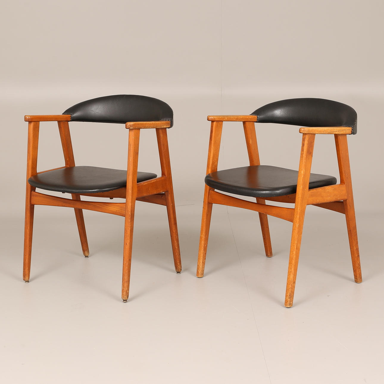 KARMSTOLAR, ett par, teak, galon.