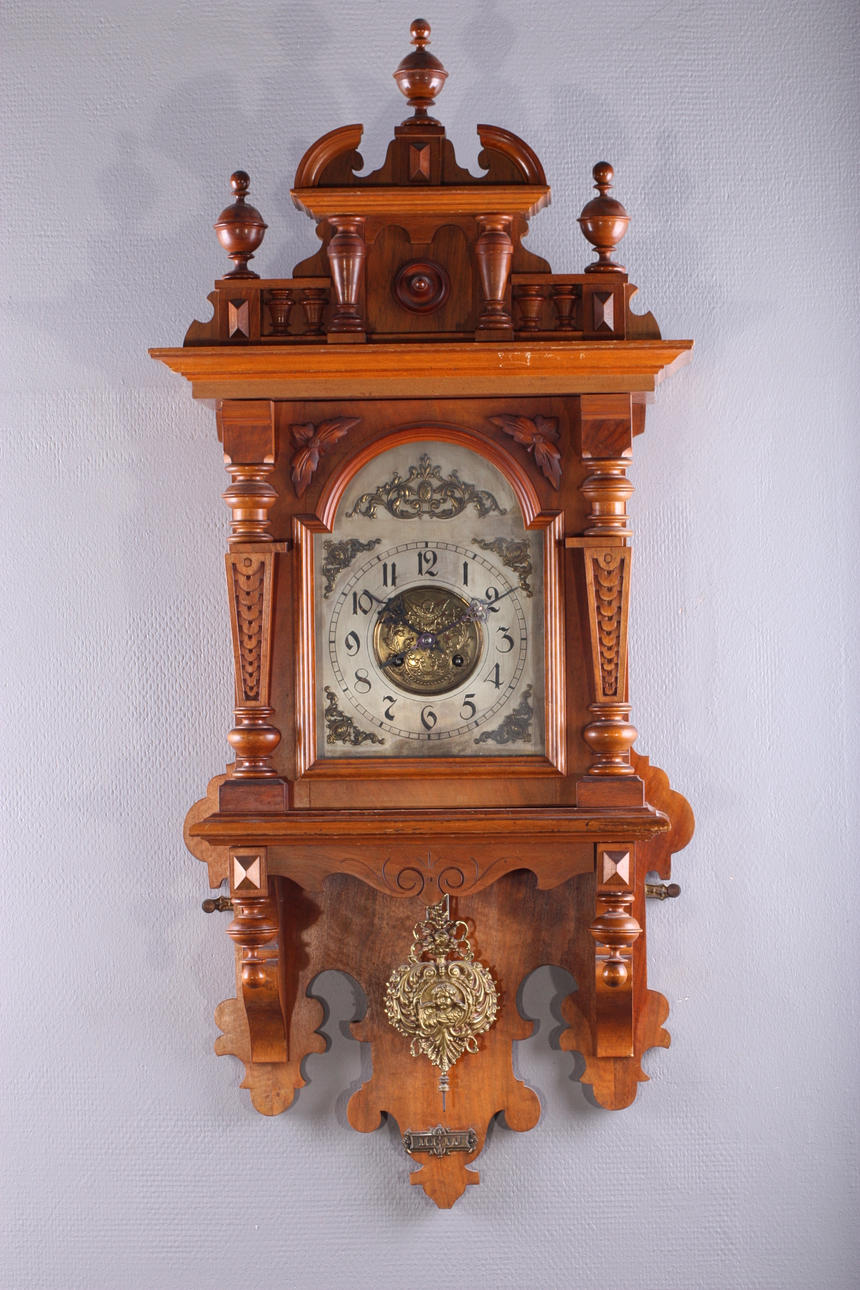 HERRGÅRDSUR, nyrenässans-stil.