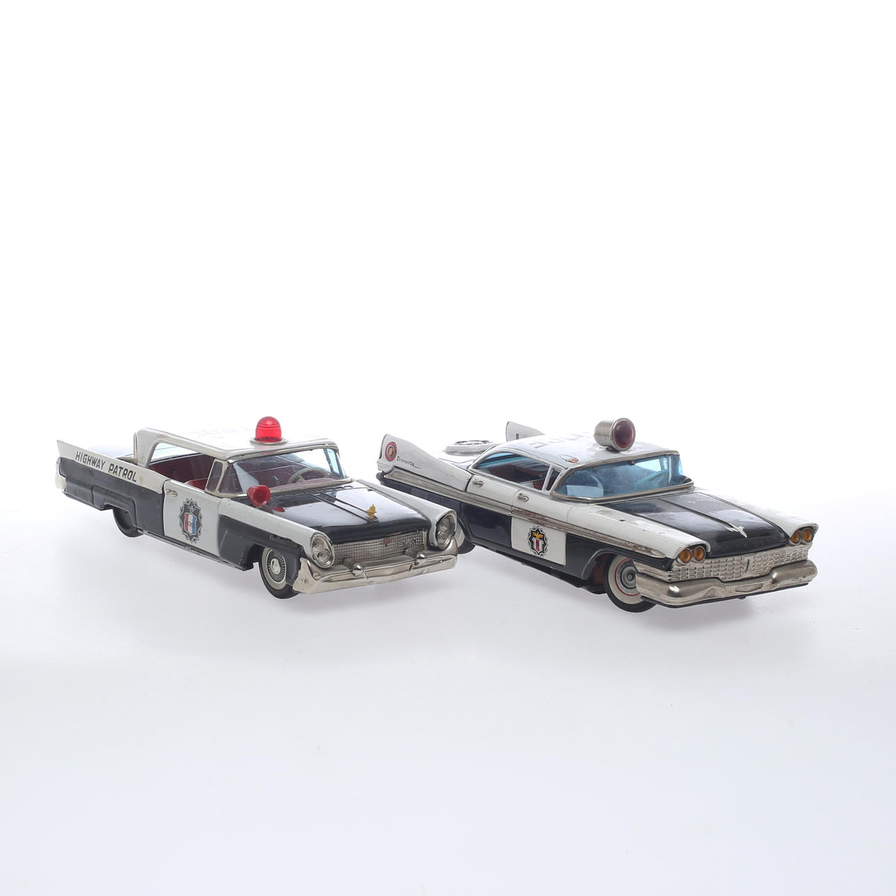 POLISBILAR, 2 st, plåt, bl.a. Bandai, Japan.