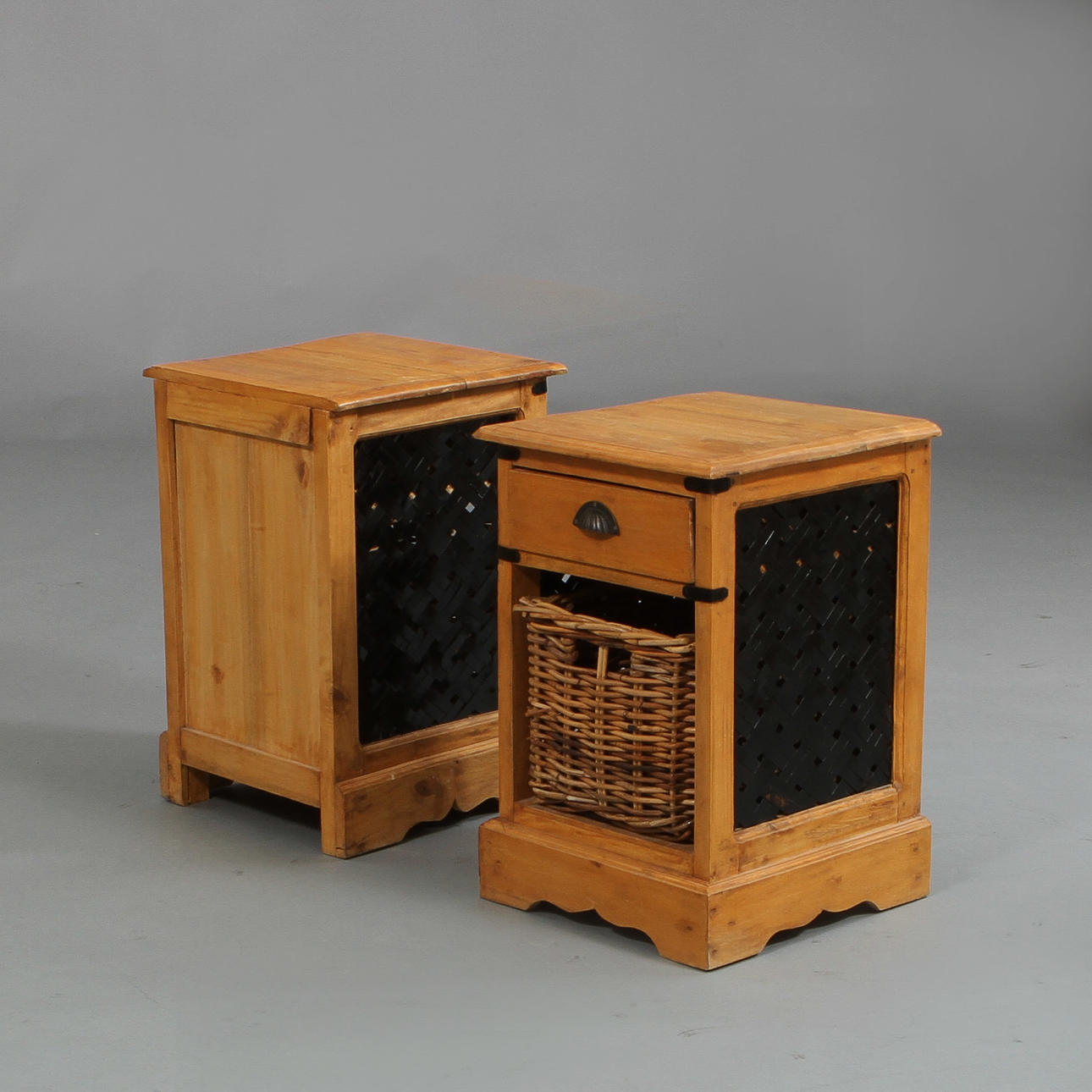 SÄNGSKÅP, ett par, 1900-tal.