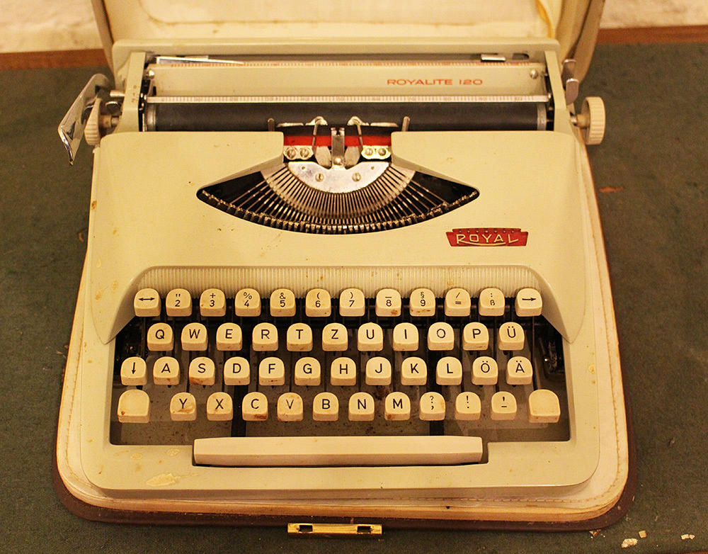 RESESKRIVMASKIN, ROYAL 120.