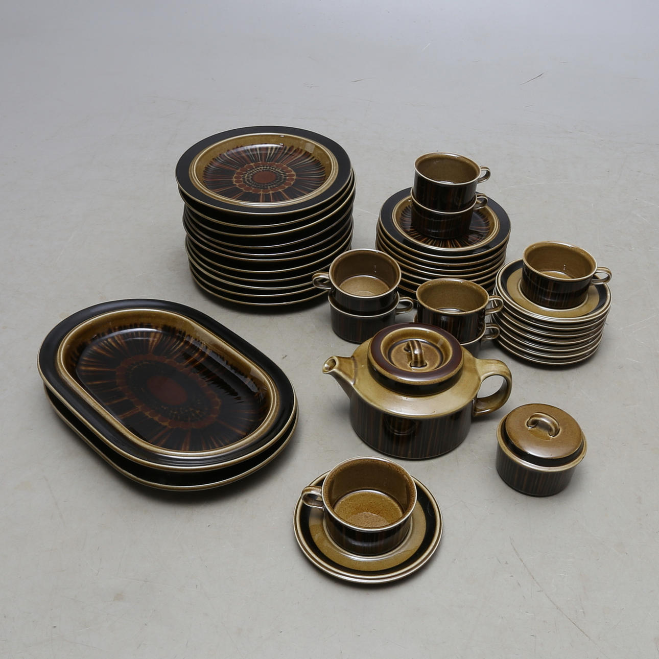 SERVIS, 30 delar, porslin, "Kosmos", Arabia, Gunvor Olin-Grönqvist.