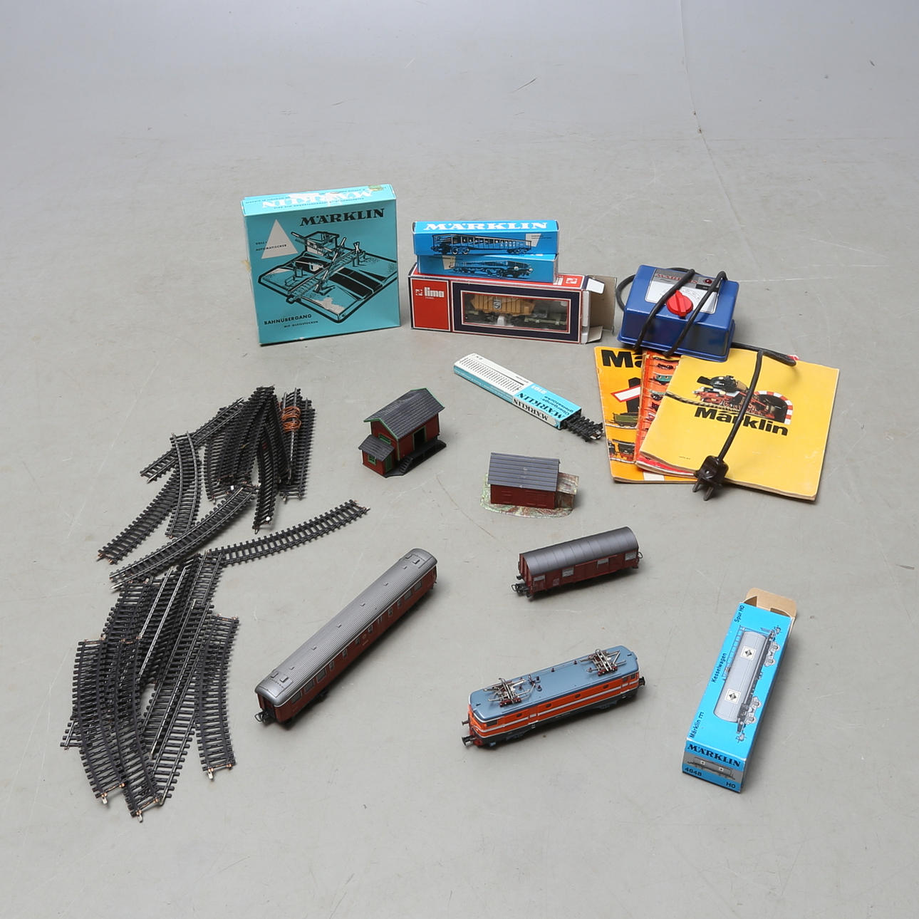 MÄRKLIN svenska Rc-loket 1010, 5 vagnar, övergång 7192, räls med mera. Delvis originalkartonger.