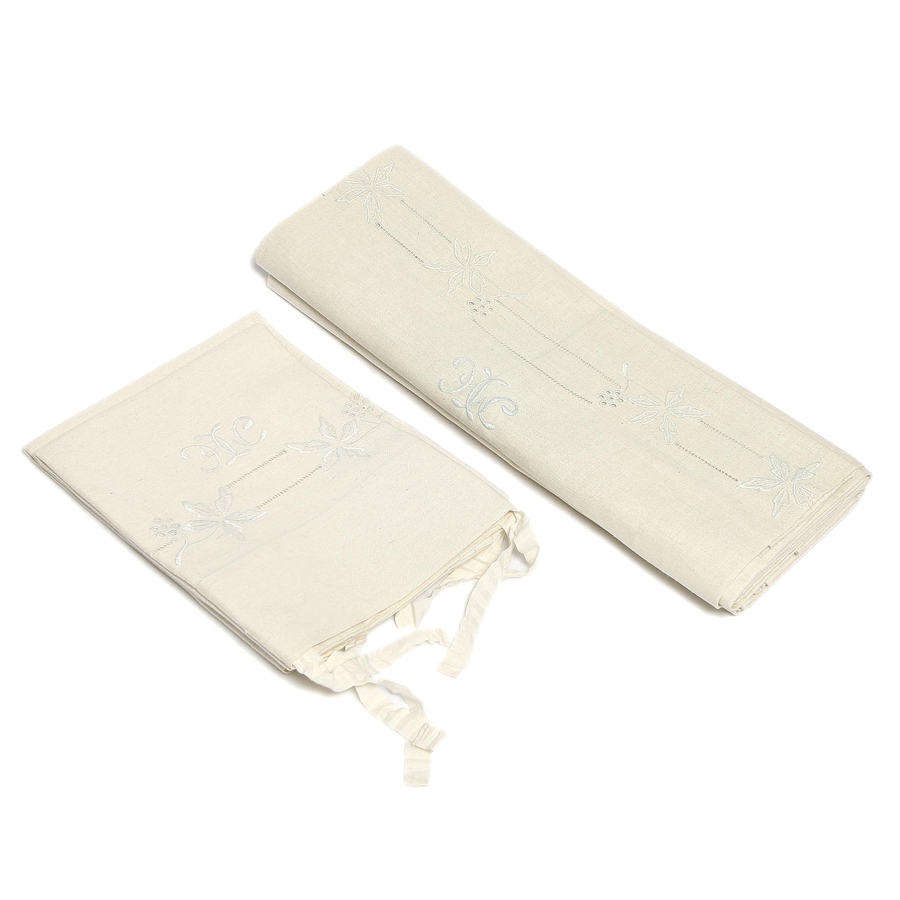 ÖVERLAKAN och ÖRNGOTT, 4 delar, hemvävt linne med broderier, omkring sekelskiftet 18/1900.