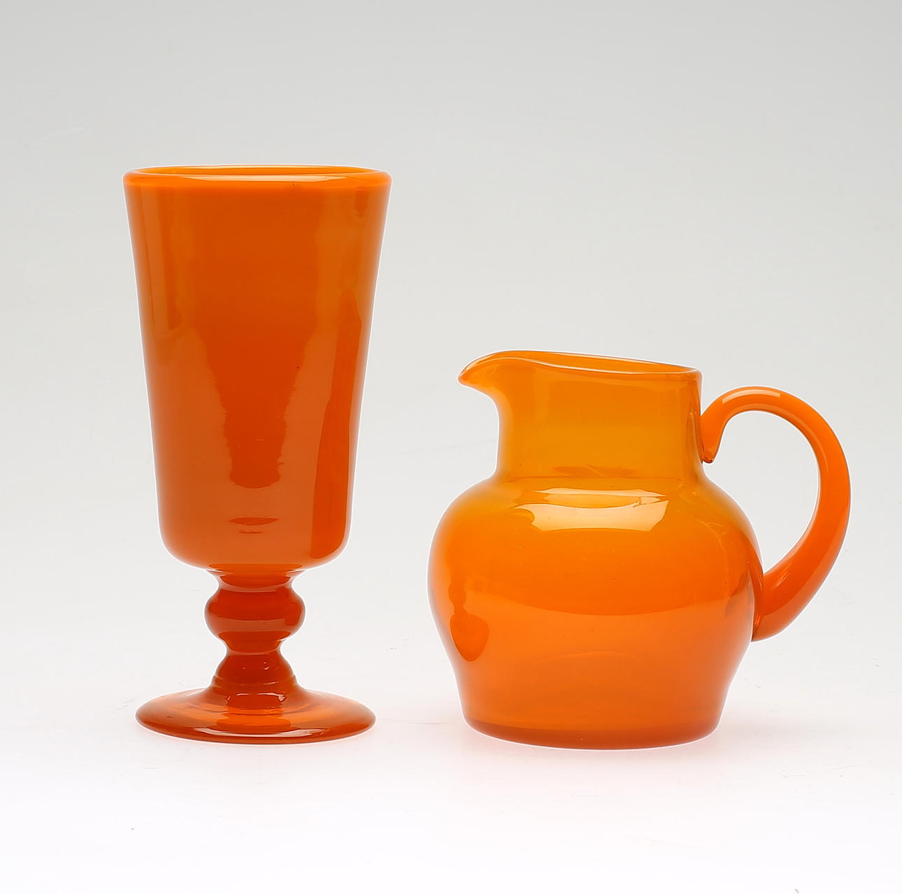 POKALGLAS OCH KANNA, glas, Erik Höglund, Boda, signerade.