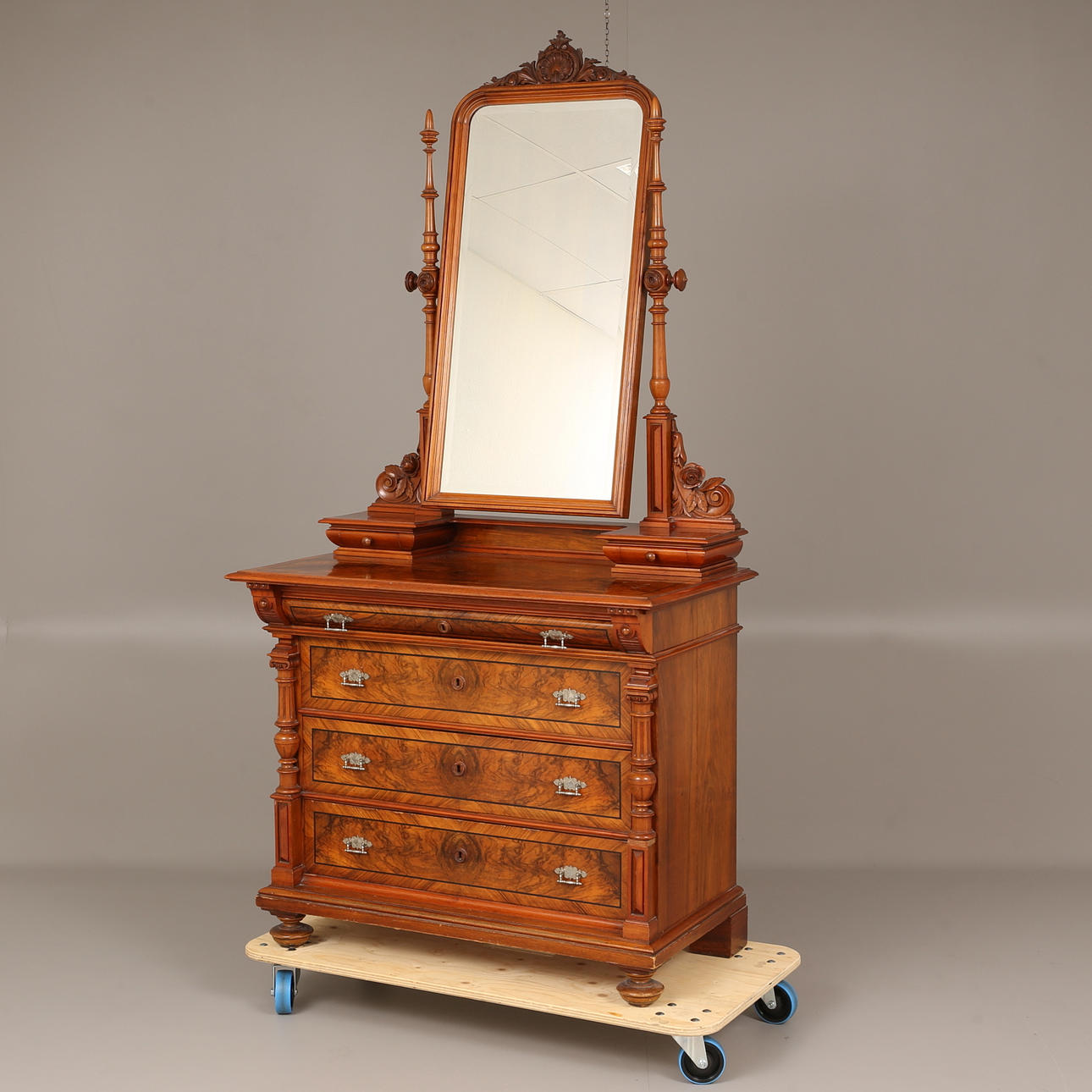 SPEGELBYRÅ, valnöt, nyrenässans, sent 1800-tal.