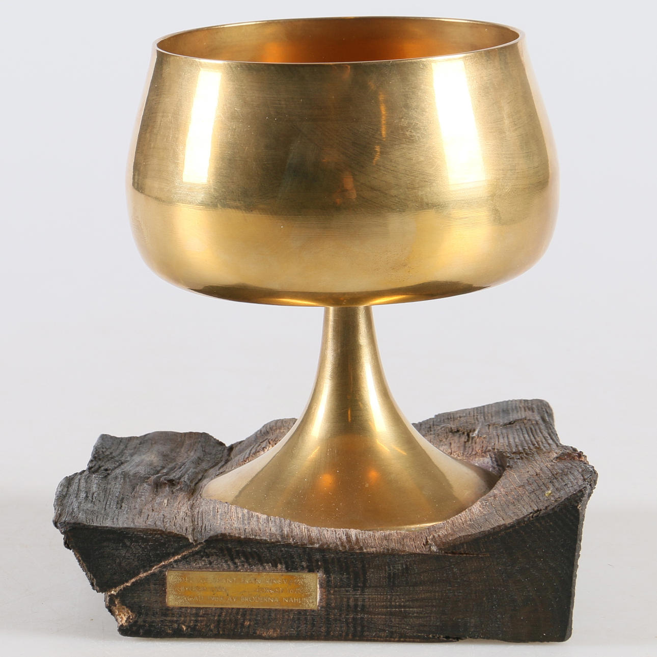 POKAL PÅ FOT, mässing, monterad på del av spont från Riksvasa, förlist 1623.