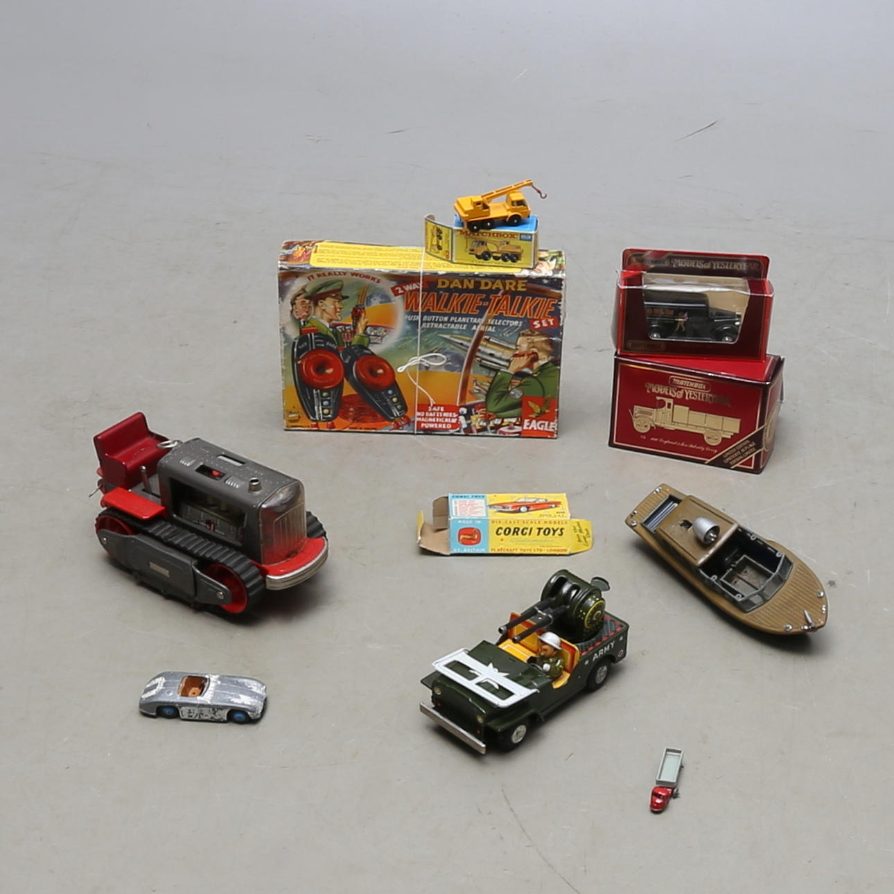 LEKSAKER, modeller m.m., 9 delar, metall och plast, Corgi Toys, Lesney, Matchbox m.m.
