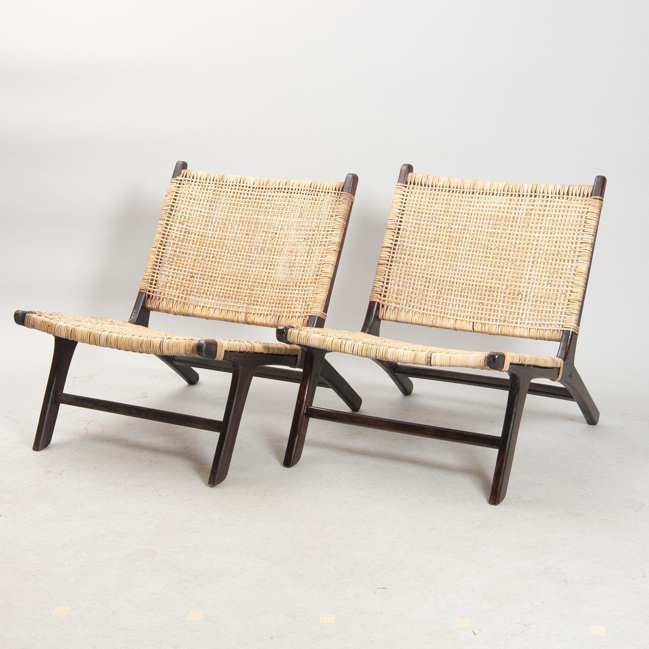 STOLAR, 1 par, svartbetsat trä med rotting i sits och rygg, samtida.