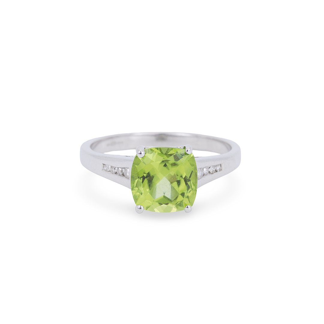 9KT GULD- OCH PERIDOTRING MED DIAMANTER.