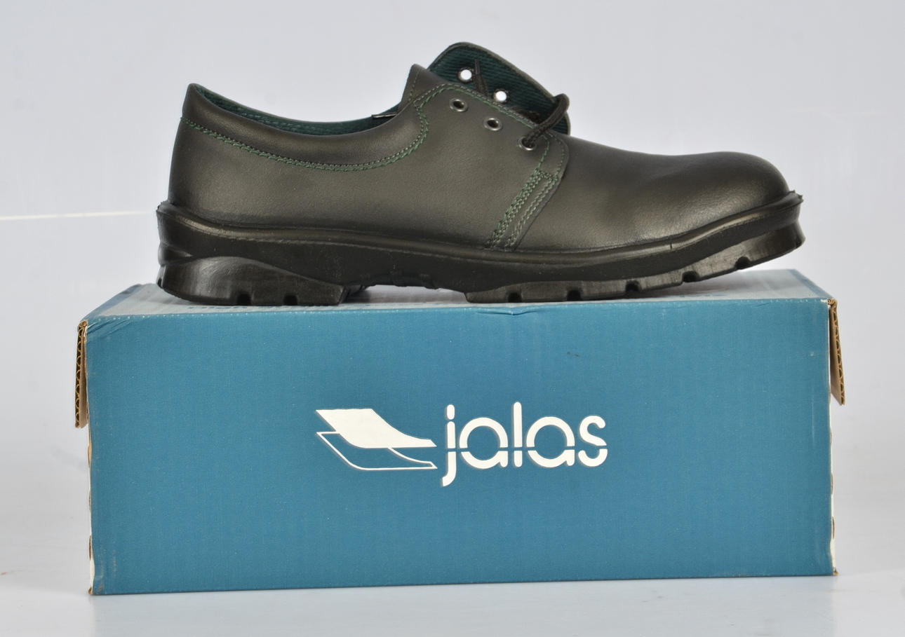 ARBETSSKOR MED STÅLHÄTTA.