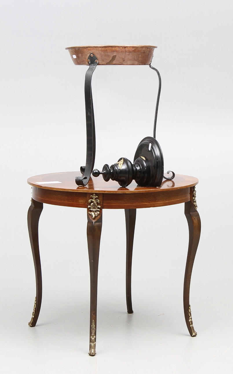 LAMPBORD, KONSOLHYLLA SAMT KOPPARFORM PÅ BEN.