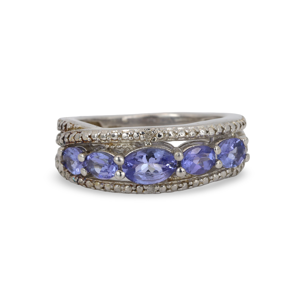 RING I SILVER MED TANZANIT OCH DIAMANTER.