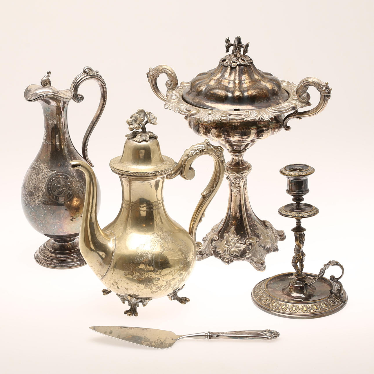 KANNOR, 2 st, SOCKERSKÅL på fot, LJUSSTAKE. Nysilver. TÅRTSPADE med silverskaft.