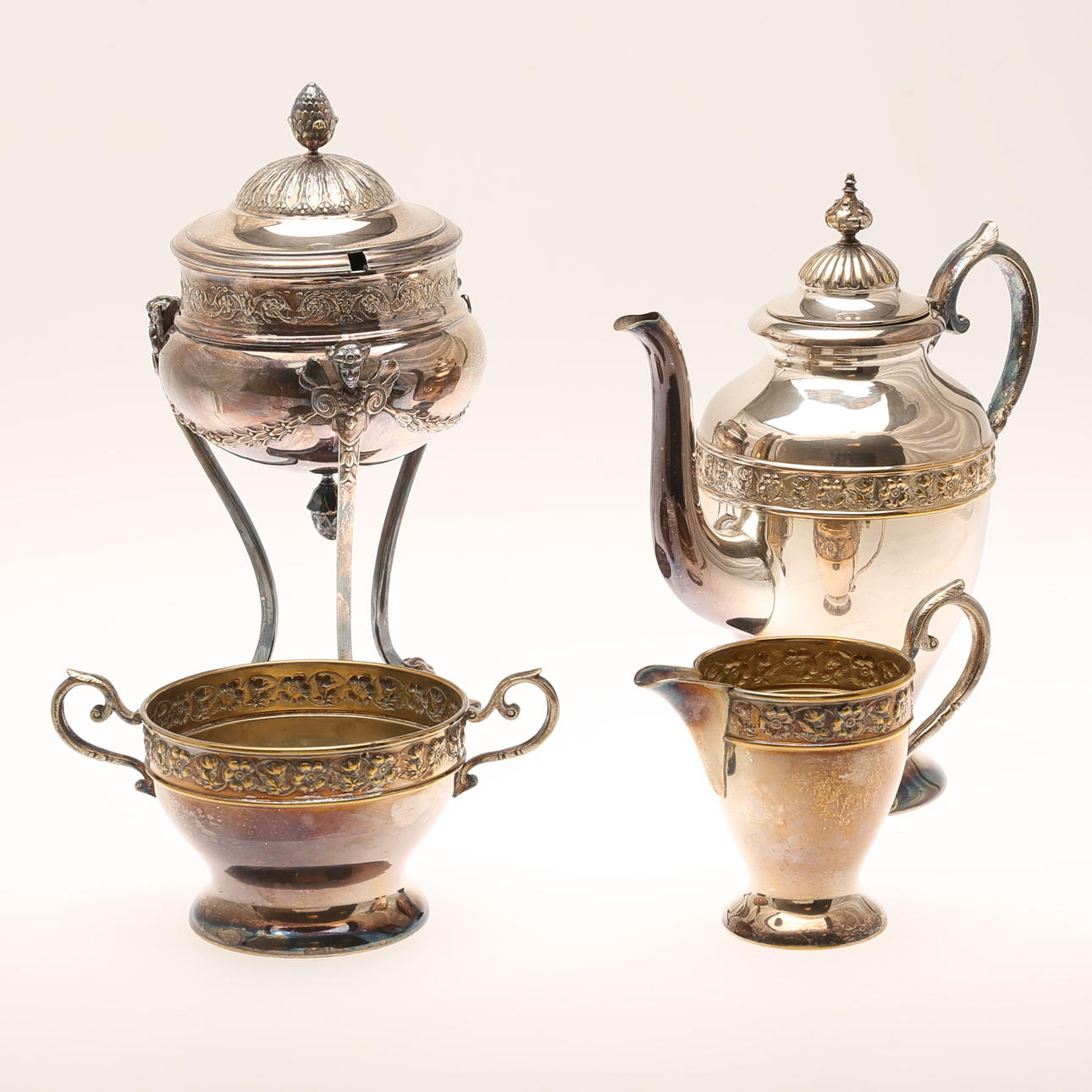 KAFFESERVIS, 3 delar. STRÖSOCKERSKÅL på fot. Nysilver.