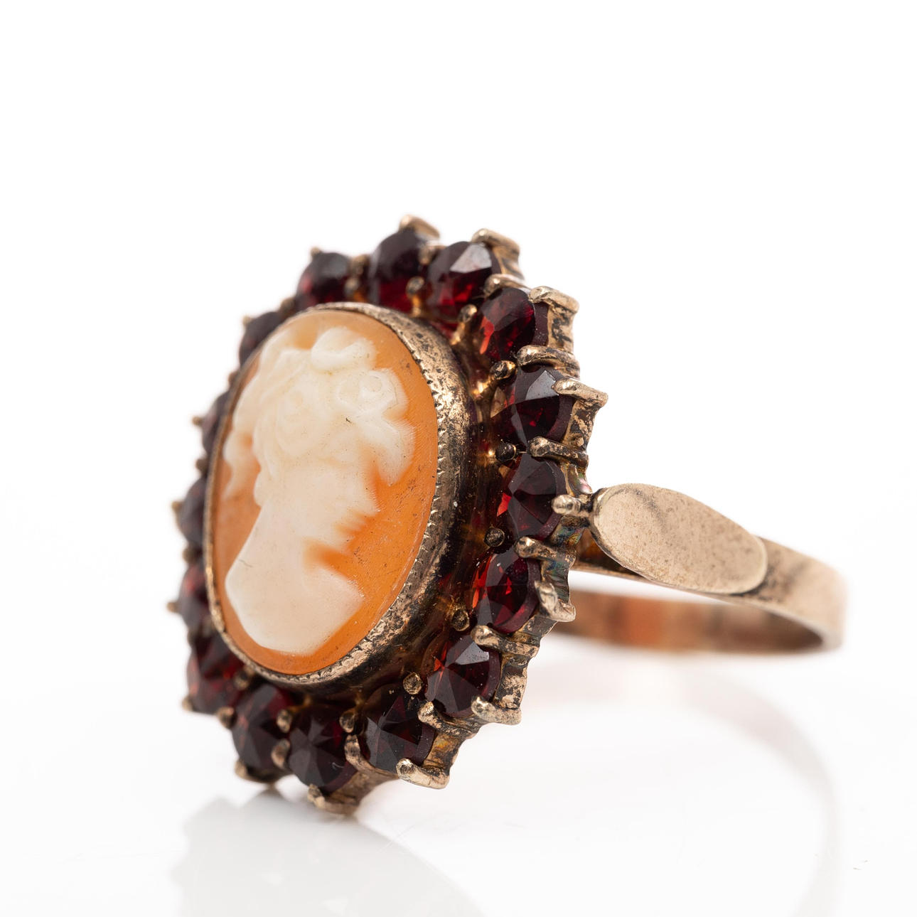 HERIBERT ENGELBERT. Ring, Förgyllt silver, Camé, Granater.