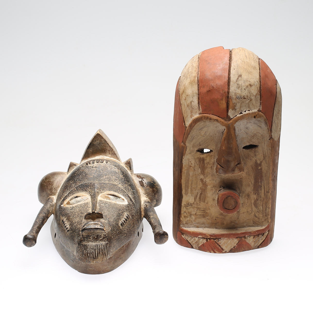 MASKER, 2 st, skuret trä, Afrika, 1900-tal.