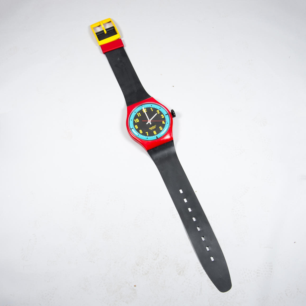 VÄGGUR i form av armbandsur, Swatch Swiss 1987.