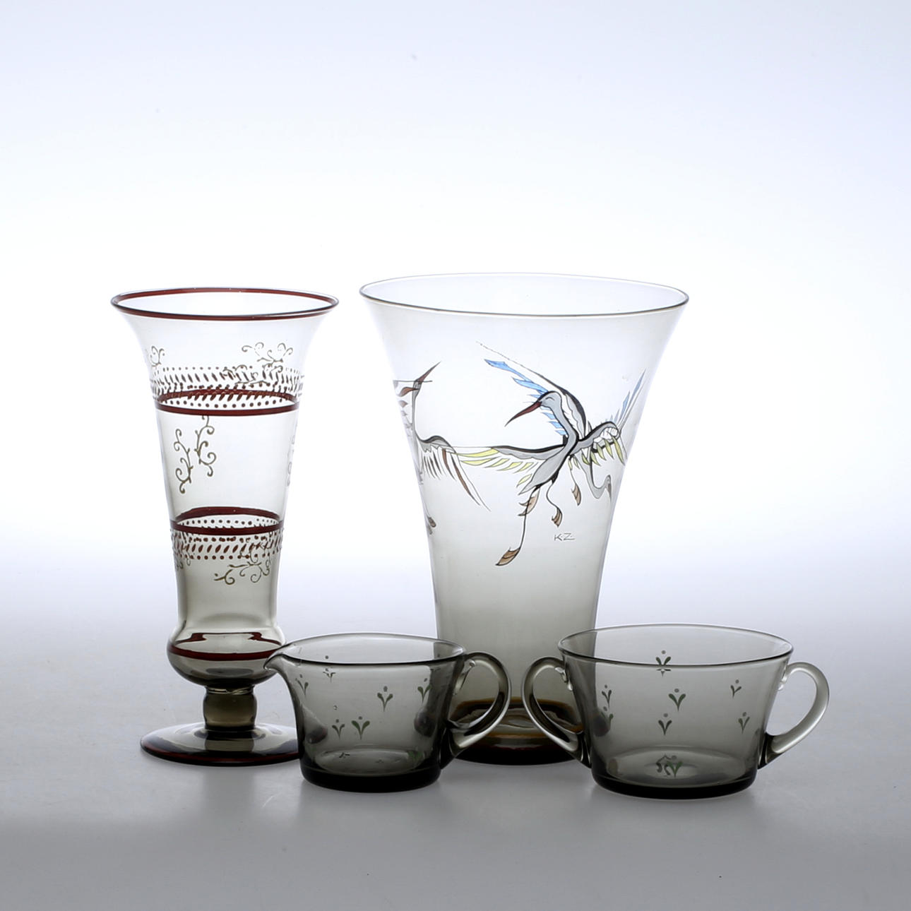 GLAS, 4 delar, vaser samt gräddkanna, sockerskål, målad dekor av Karl Zenkert, Åfors Glasbruk, 1900-talets första hälft.