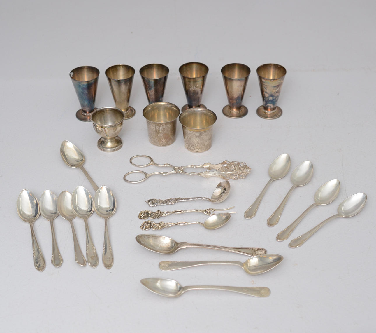 PARTI BLANDADE SILVERFÖREMÅL.