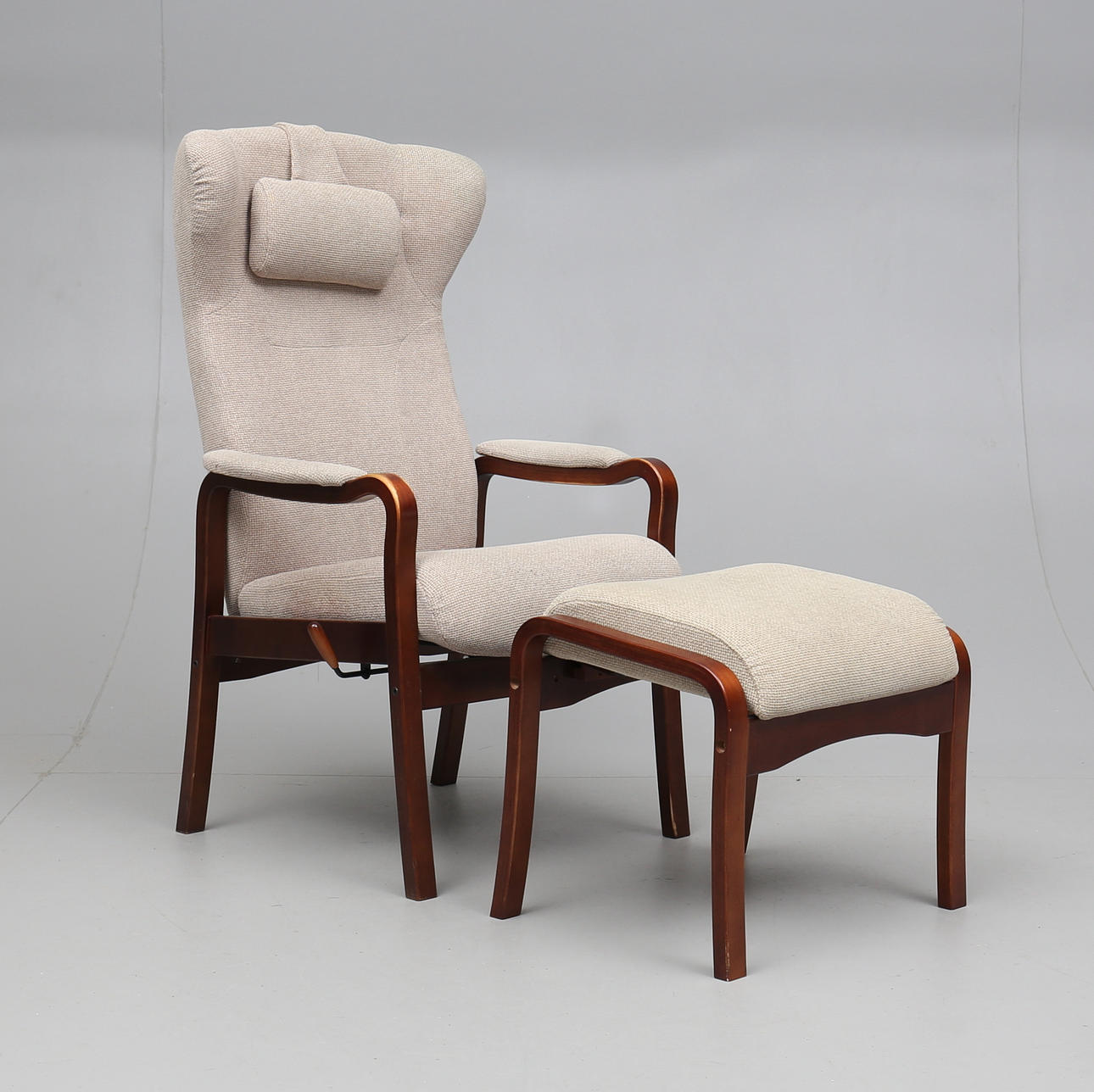 KARMSTOL med FOTPALL, okänd formgivare, 1900/2000-tal.