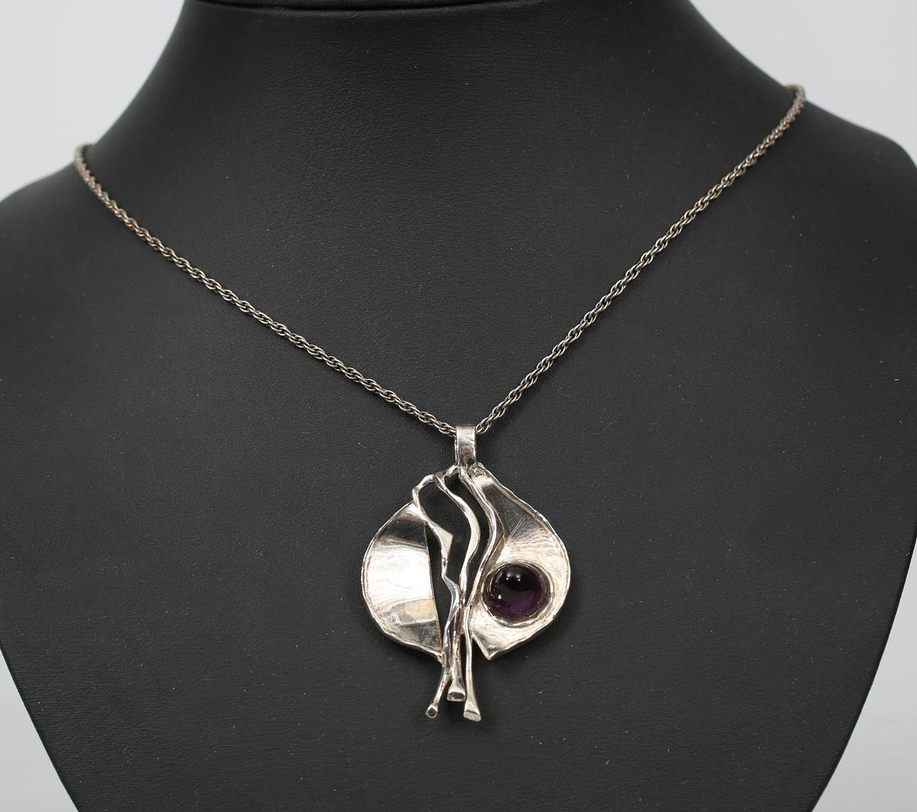 HALSBAND MED HÄNGE, silver och lila sten, total vikt 15,1 gram.