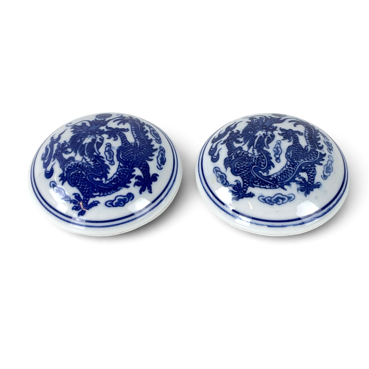 LOCKDOSOR, 2 st, med sigillpasta, porslin, Kina, 1900-tal.