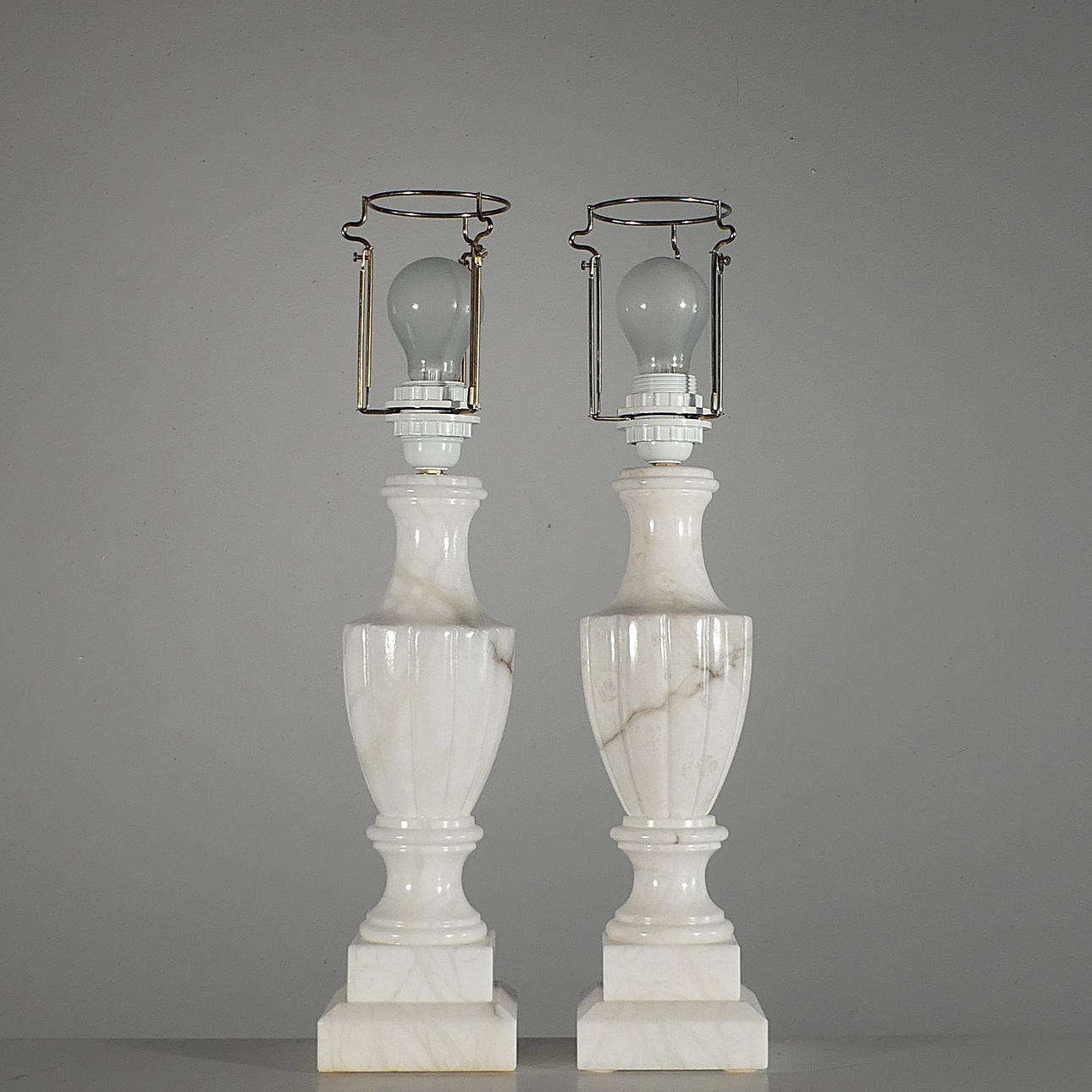 BORDSLAMPOR, ett par, alabaster.