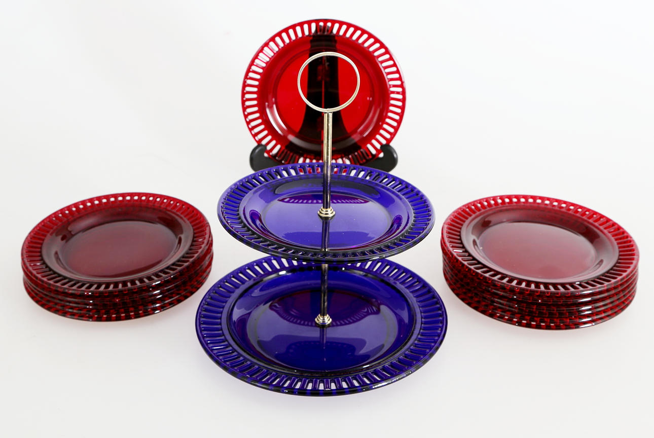 ASSIETTER samt KAKFAT, 13 delar, glas, möjligen Svenskt Tenn, Gullaskrufs glasbruk, 1900-tal.