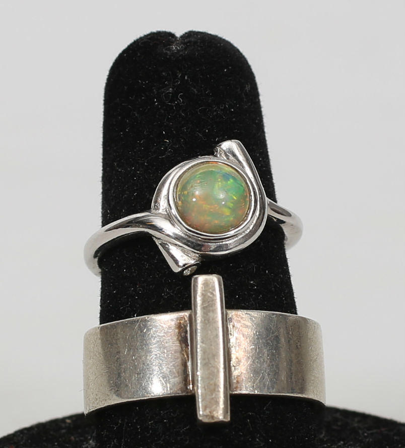 RINGAR, sterlingsilver och sten, 2 stycken, total vikt 13,4 gram.