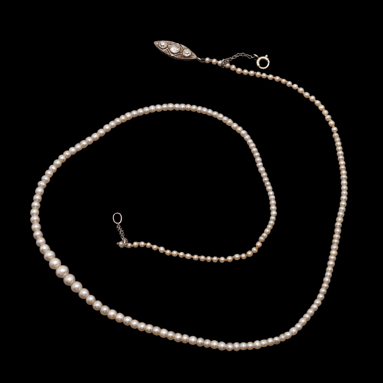 A GRADUATED SINGLE ROW PEARL NECKLACE.