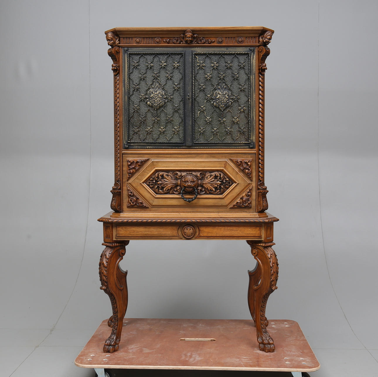 BARSKÅP, renässansstil, 1900-talet.