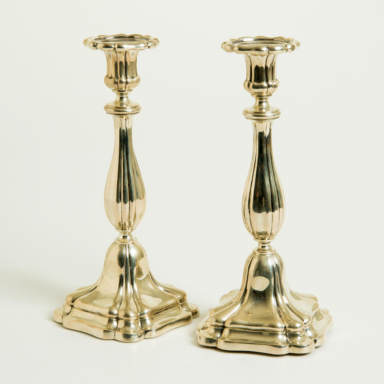 LJUSSTAKAR, 1 par, utländskt silver, rokokostil.