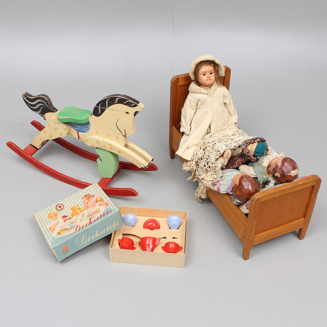 DOCKOR, 4 st, DOCKSÄNG, GUNGHÄST, DOCKSERVIS, 1800/1900-tal.