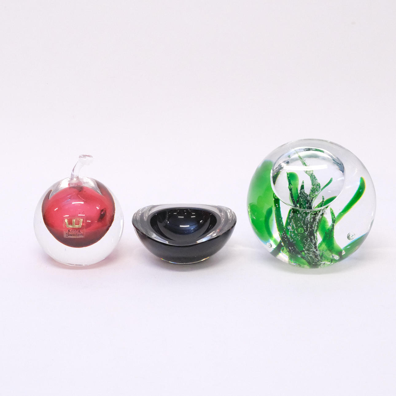 TRE DELAR KONSTGLAS.