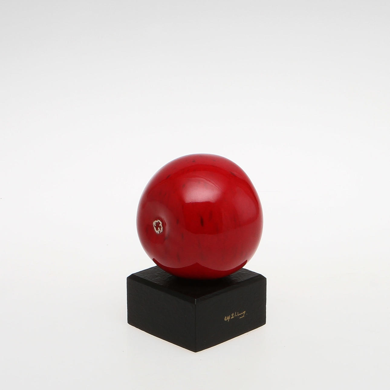 ALF EKBERG. Skulptur i form av äpple, rödglaserad keramik på träsockel, signerad.