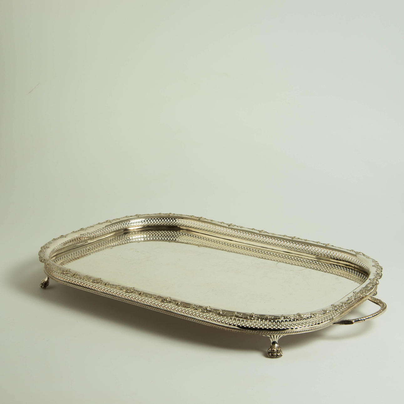 BRICKA PÅ FÖTTER, nysilver, England.