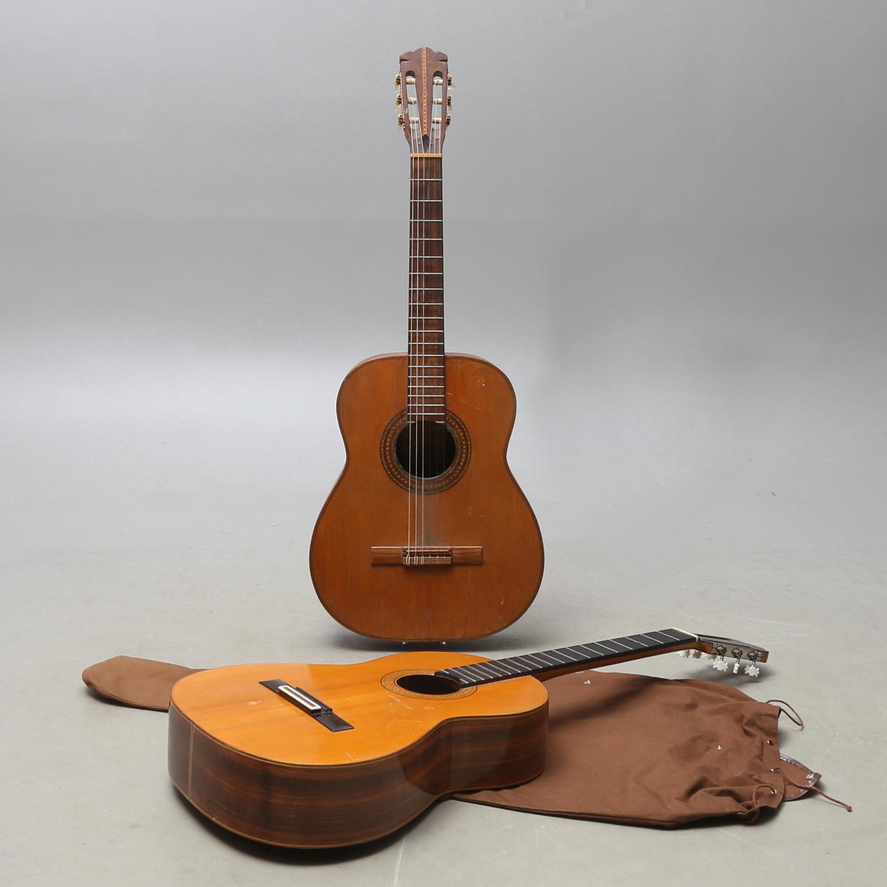 GITARRER, 2 st, AB Landola Oy (Finland) samt Juan Estruch (Spanien).