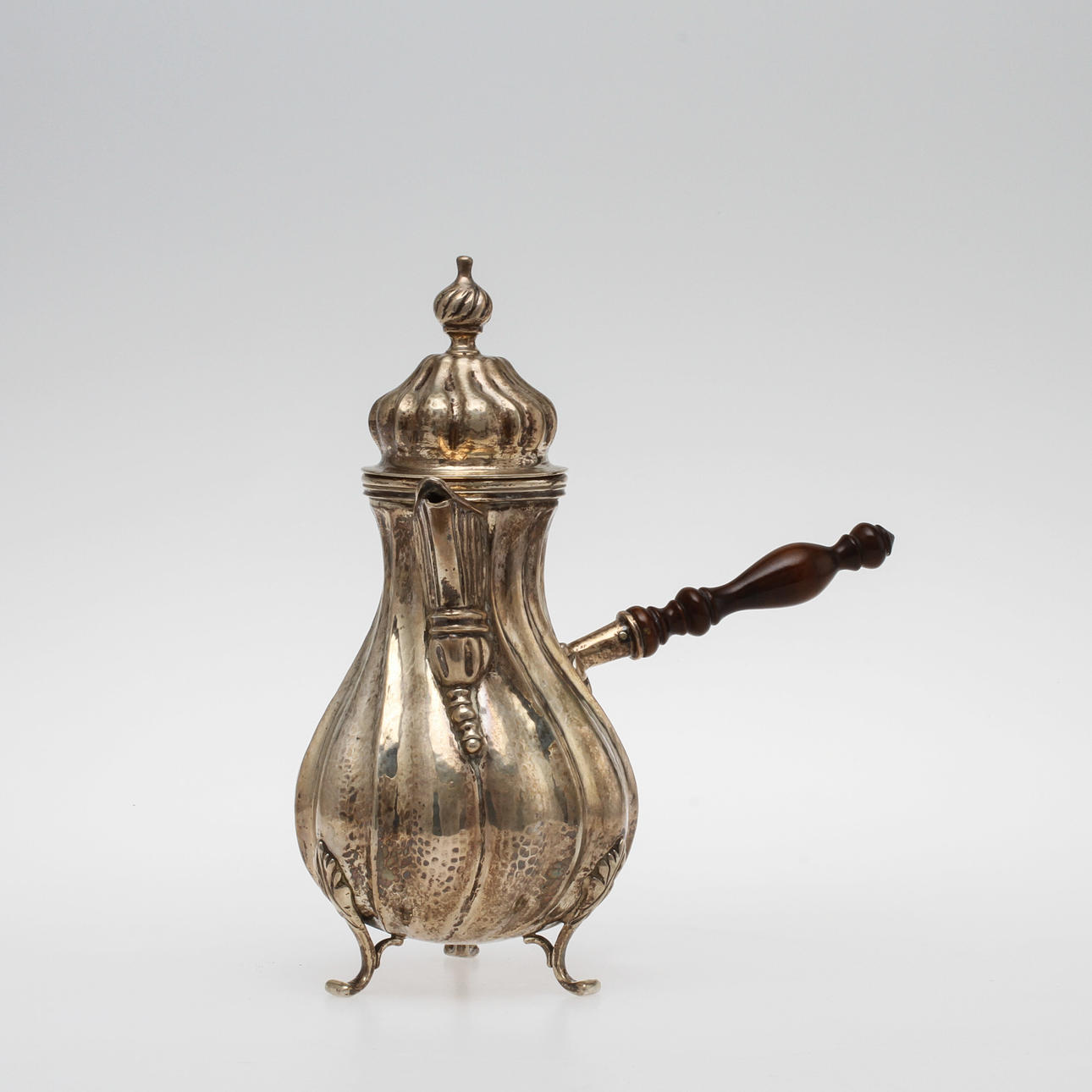 KAFFEKANNA, silver, 800/1000, rokokostil, Italien, 1900-tal. Ca 714 gram.