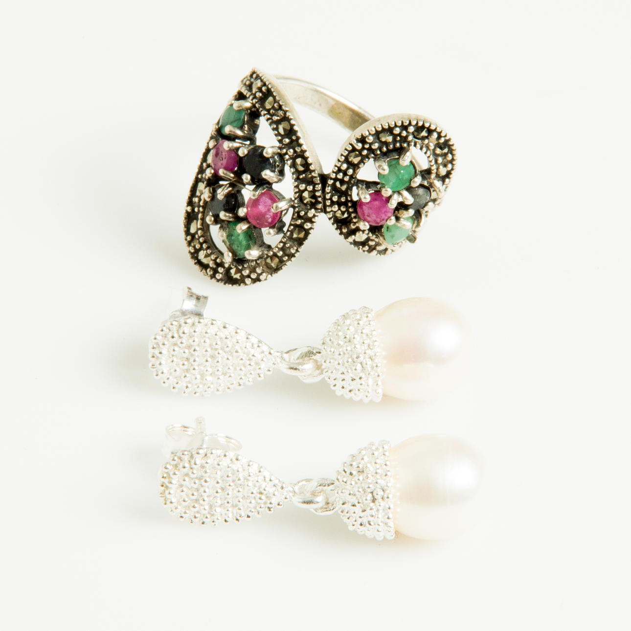 RING SAMT ÖRHÄNGEN, silver med stenar och odlade pärlor.