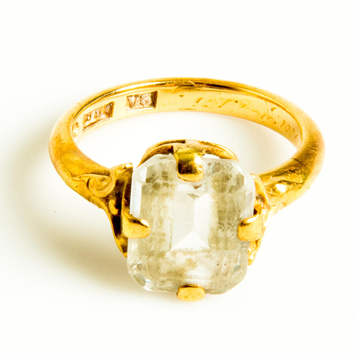 RING, 18K guld med vit sten.