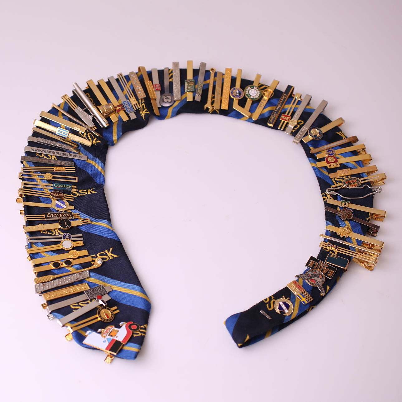 SLIPS - SSK, med 61 st SLIPSNÅLAR och 4 st PINS.